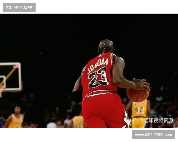 NBA詹皇激动拥抱乔丹,20年友谊,听慢速《星条旗》时傻笑引争议 NBA詹皇激动拥抱乔丹,20年友谊,听慢速《星条旗》时傻笑引争议